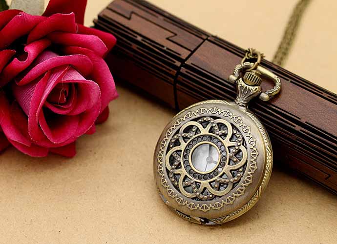 گردنبند رومانتویی دخترانه ساعت بازشو | زیورآلات شیک و خاص