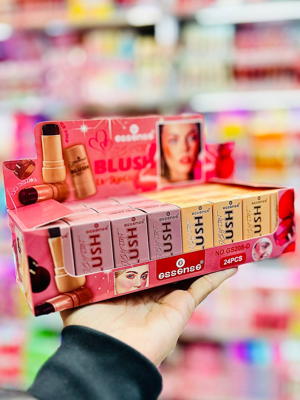 استفاده از تینت لب قهوهای اسنس مدل BLUSH روی لب و گونه