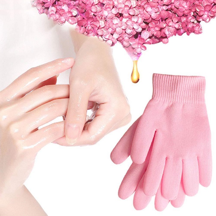 دستکش سیلیکونی مرطوب کننده دست Silicone Spa Gel Gloves در حال استفاده روی دستهای خشک و ترک خورده