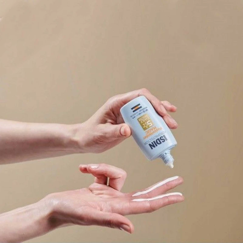 کرم ضد آفتاب بی رنگ فیوژن واتر مجیک ایزدین spf50 حجم 50 میل
